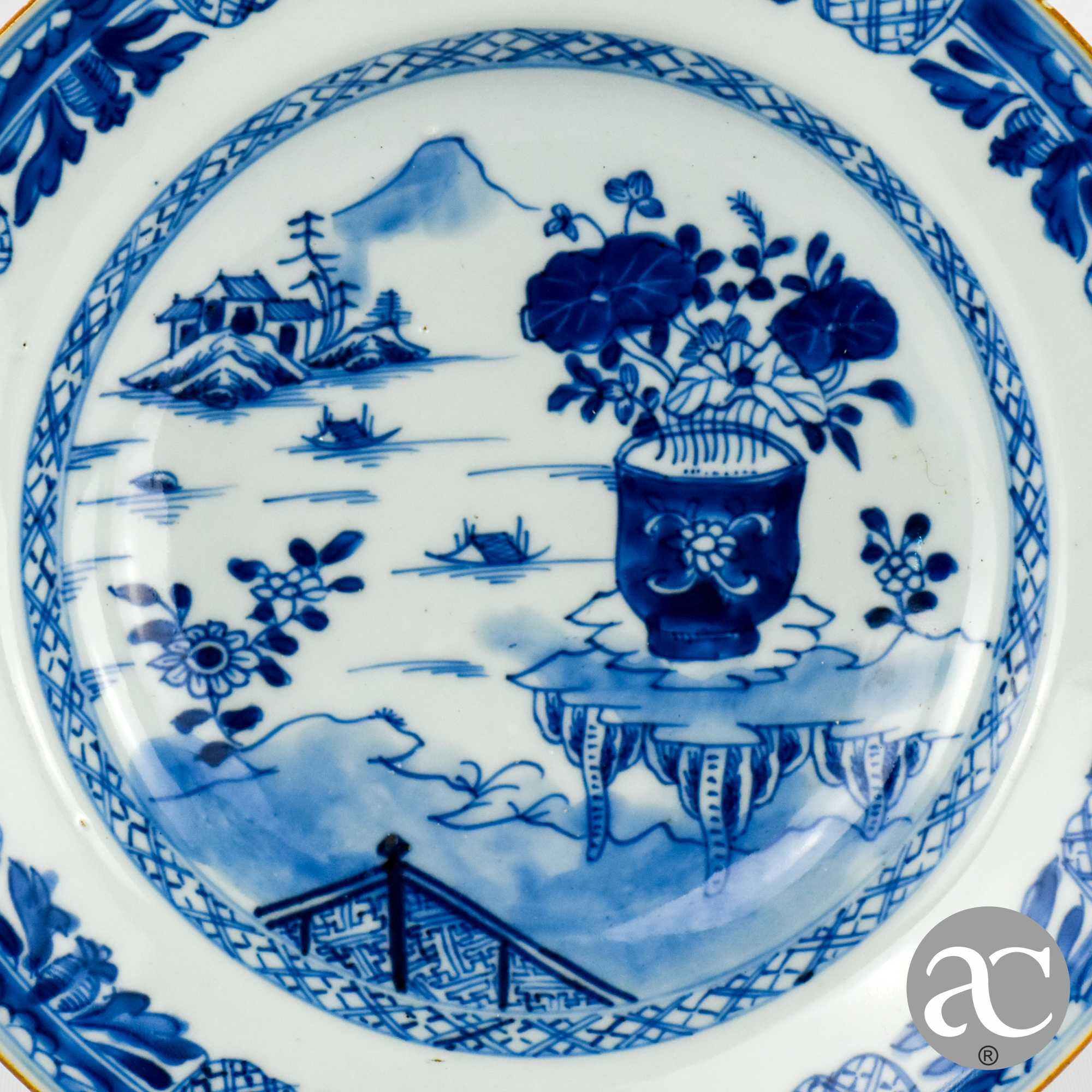 Prato fundo Porcelana da China, Azul e Branco, Qianlong, séc. XVIII