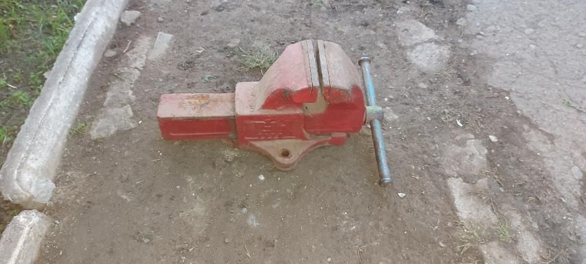 Тиски металлические