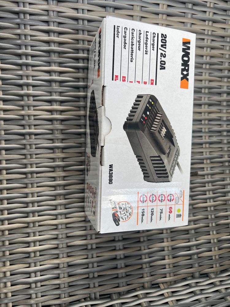 Nowa ładowarka WORX 20 V / 2.0 A