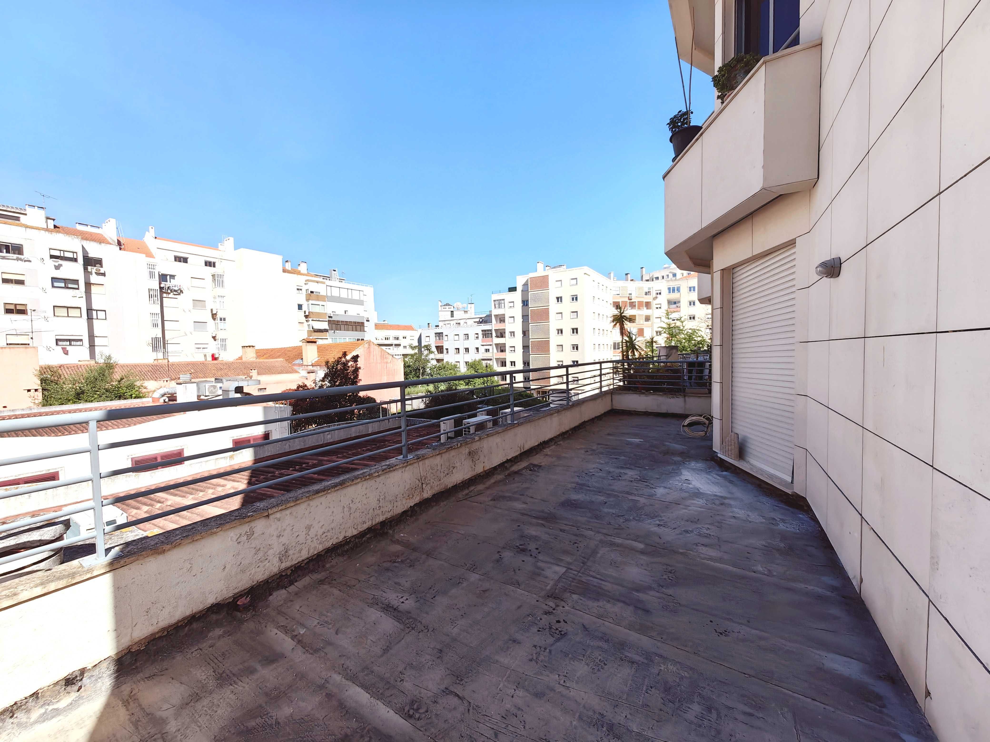 T2 em Campo de Ourique, com elevador, terraço 50m2 e parqueamento.