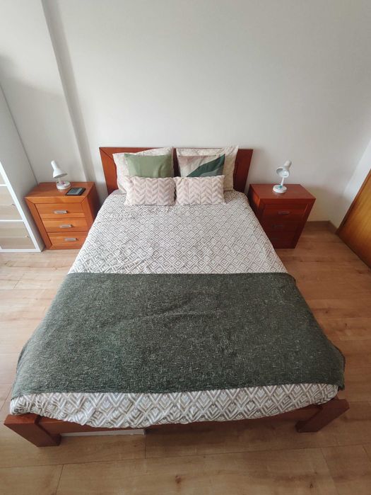 Cama de Casal (200x140cm) + Mesas de Cabeceira
