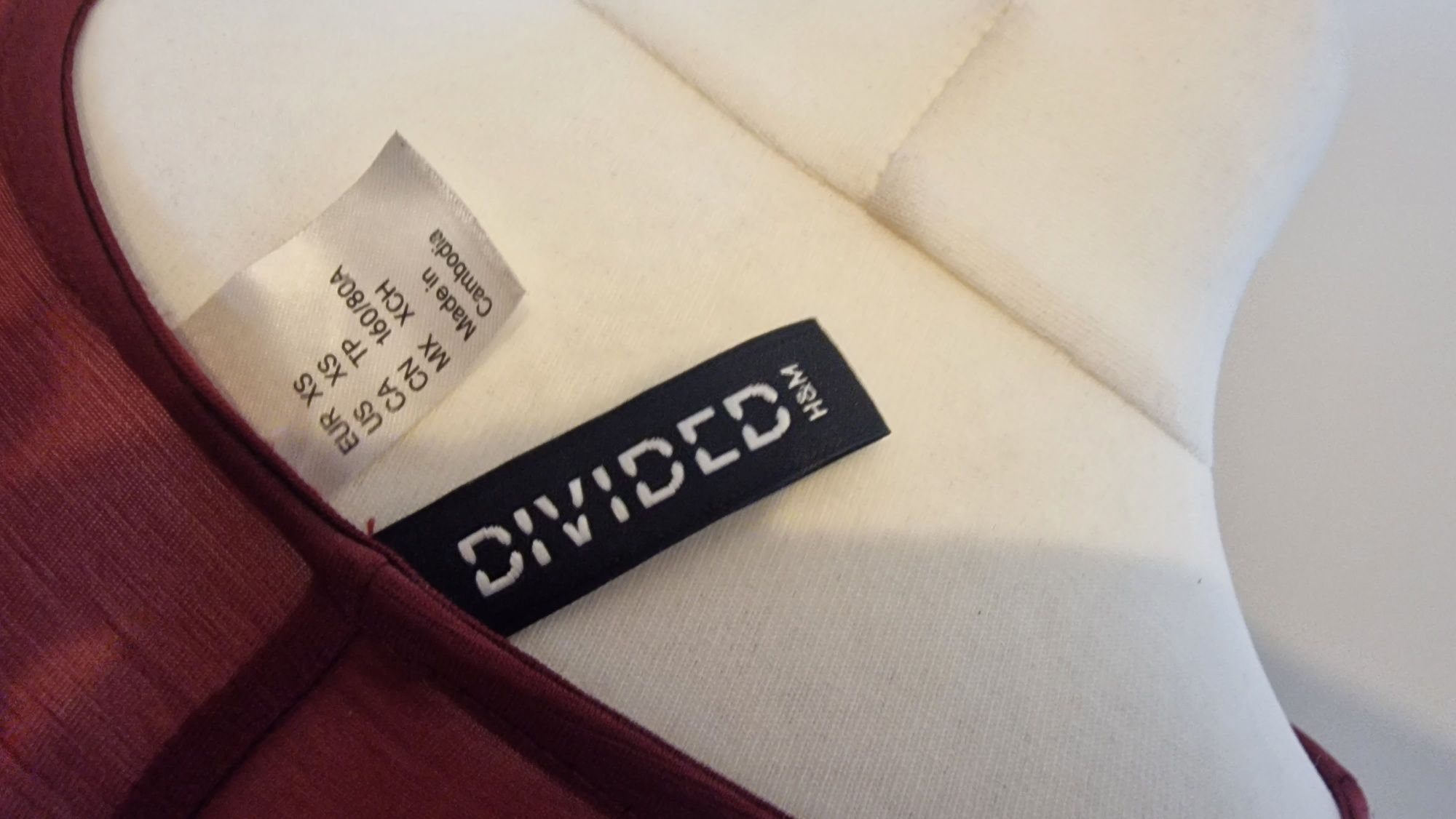 Bordowa sukienka dopasowana z koronką i dłuższym tyłem XS h&m