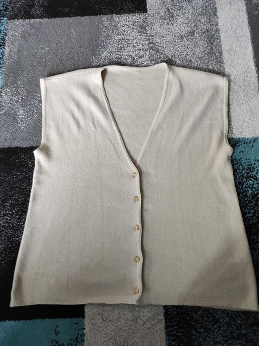 Beżowa ciepła kamizelka damska narzutka na guziki