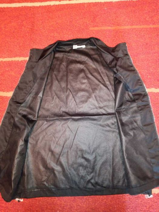 Жилет-безрукавка б/у спортивного кроя чёрный р.42/44 (замеры скину)