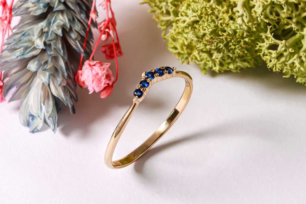 Кольцо из красного золота с сапфирами