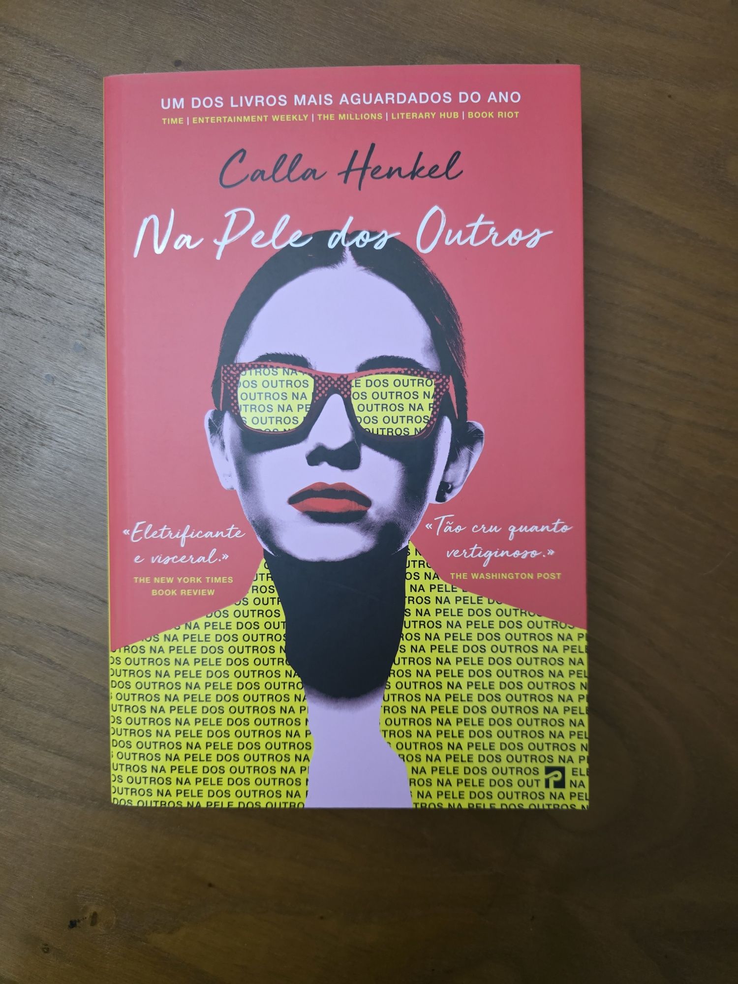 Livro Na Pele dos Outros de Calla Henkel