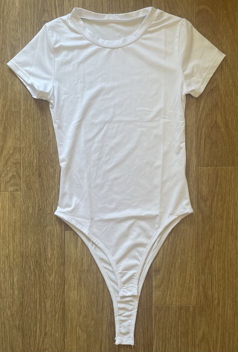 Футболки, обтягуючі боді в стилі Skims