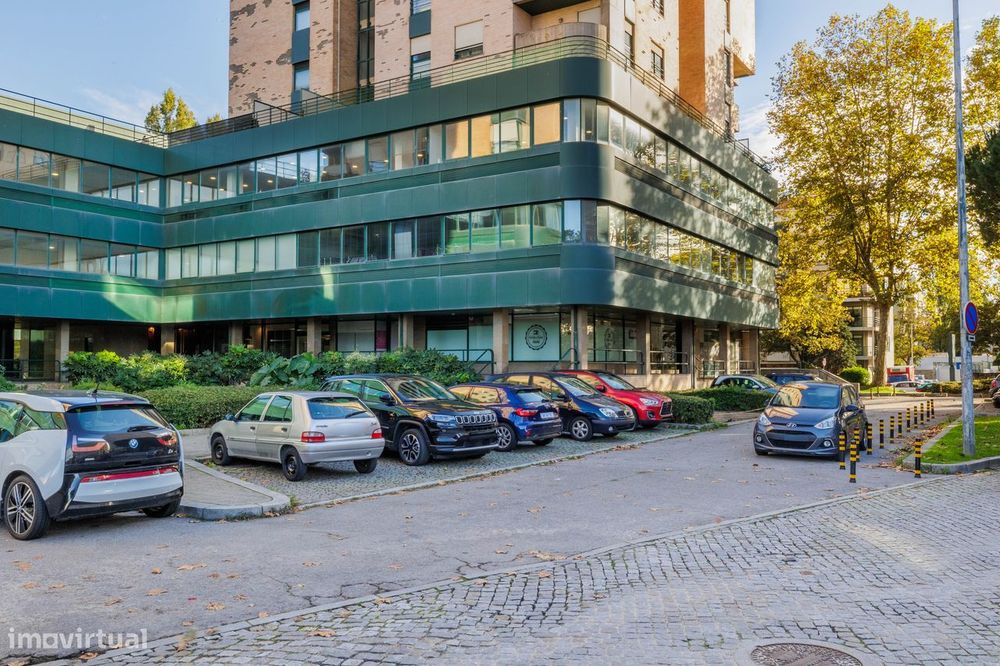 Escritório c/ 127 m2 para arrendamento no Edifício do Lago – Porto