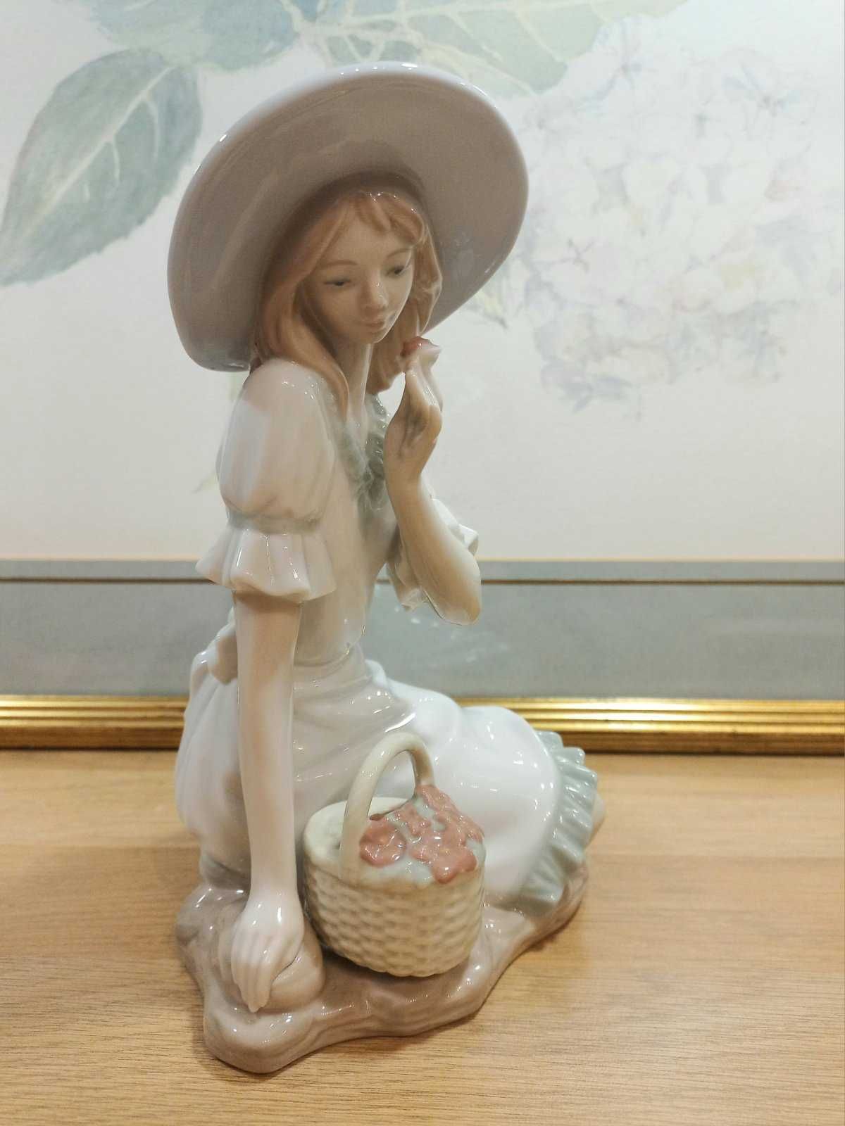 Очень красивая Статуэтка  NAO Lladro в идеальном состоянии.
