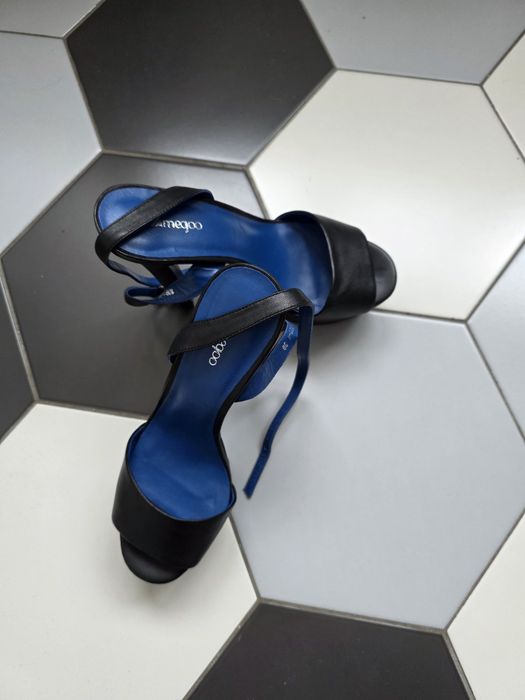 Босоніжки
Розмір: 39
Нові! Є декілька подряпин на каблуці від кігтів к