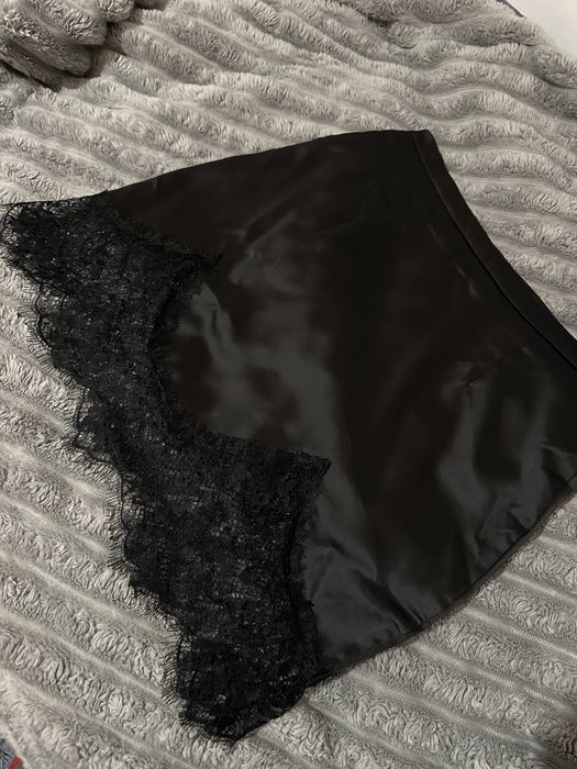Чорна атласна спідниця