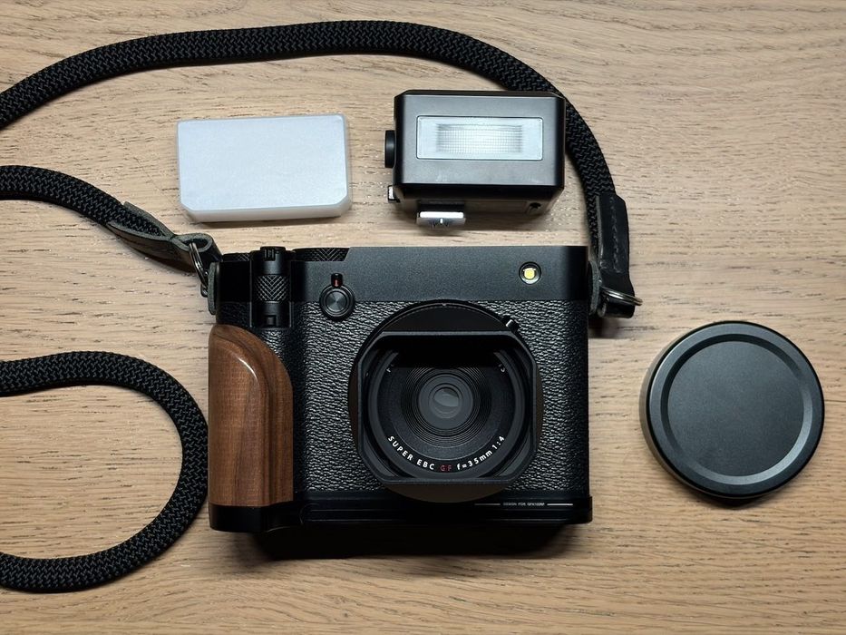 Fujifilm GFX100RF + zestaw akcesoriów (flash Godox, grip Smallrig)