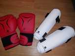 Luvas boxe e perneiras para desportos combate.