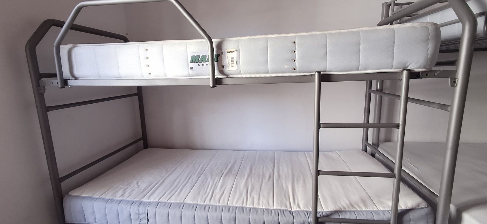 Cama beliche com calçado