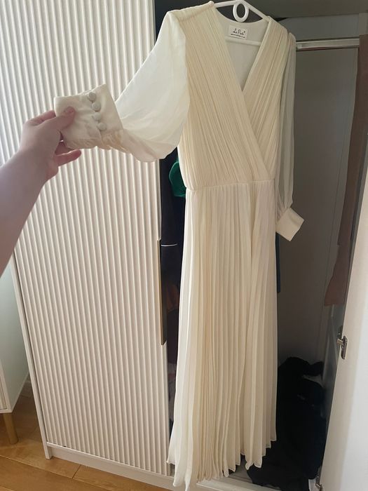 Елегантне плаття молочного кольору