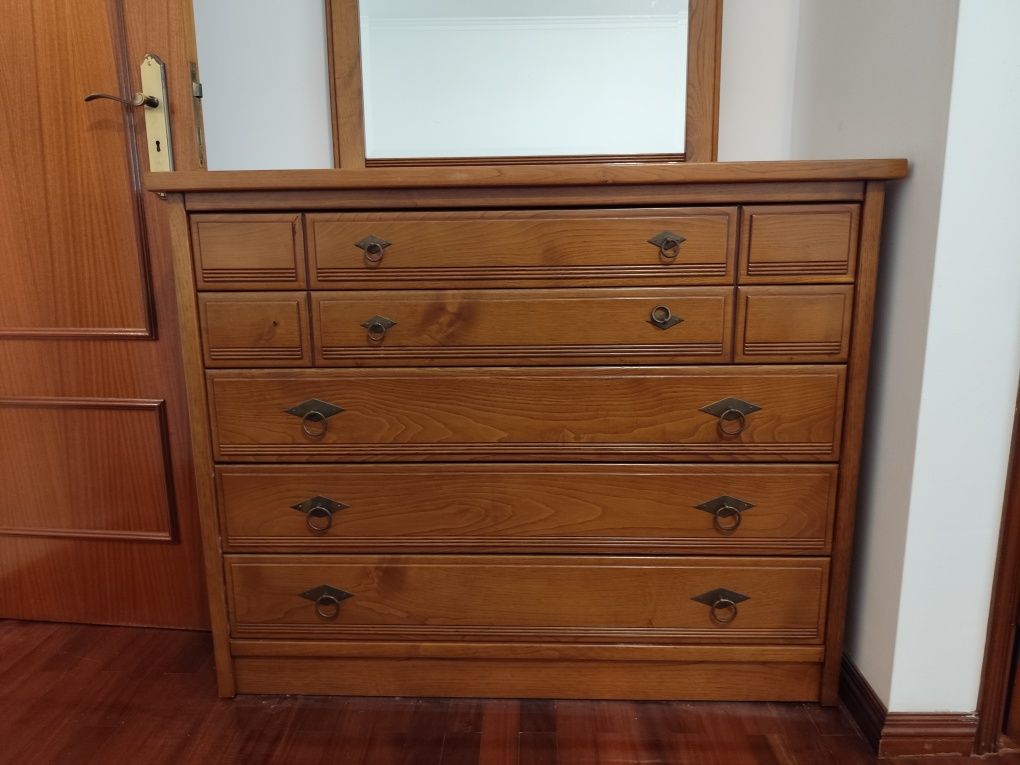 Cama de casal em madeira maciça