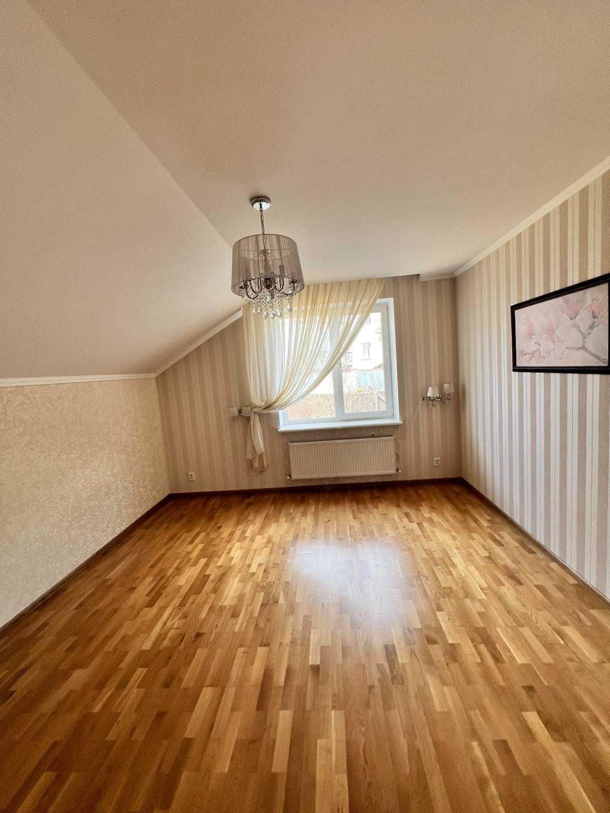 Продаж двохповерхового будинку з ділянкою 10 соток!
