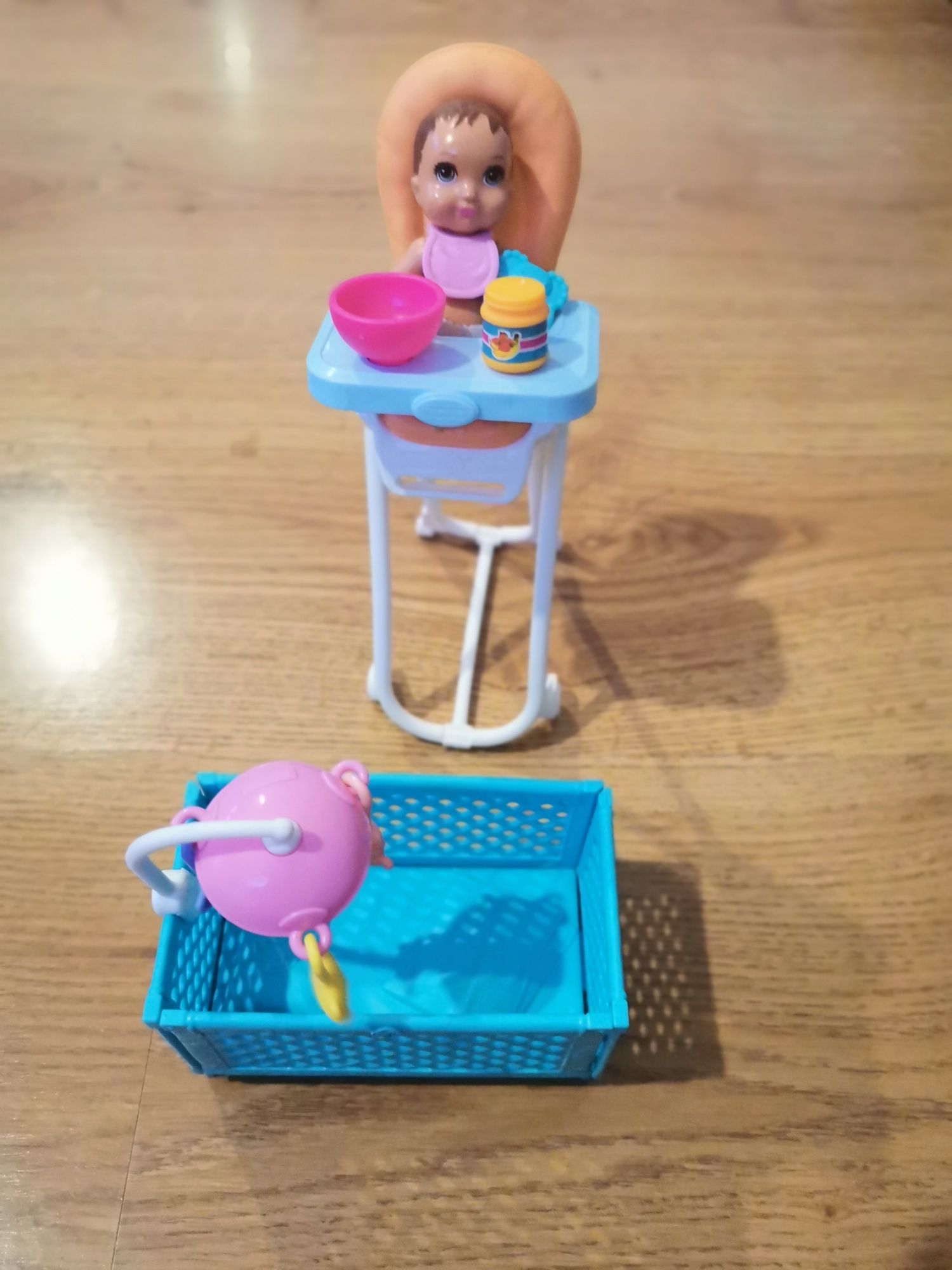 Barbie z dzieckiem i pieskami