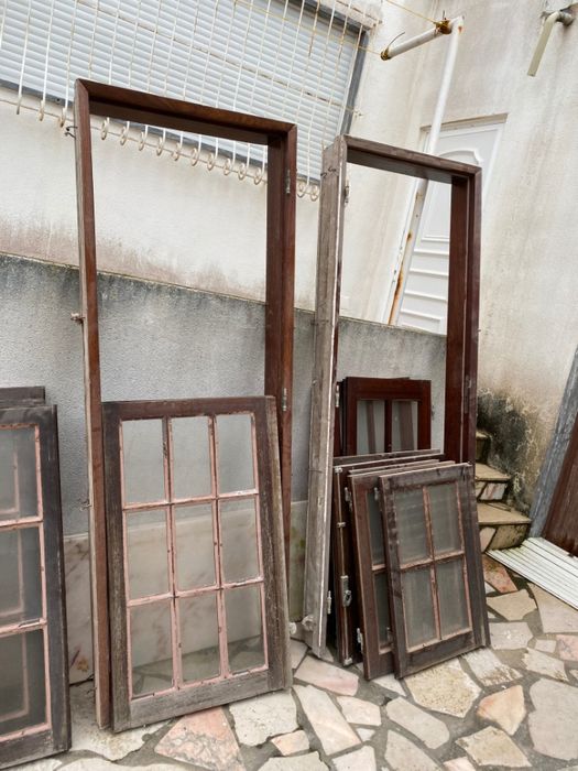 Portas e Janelas em Madeira, duas portas interiores com as aduelas.