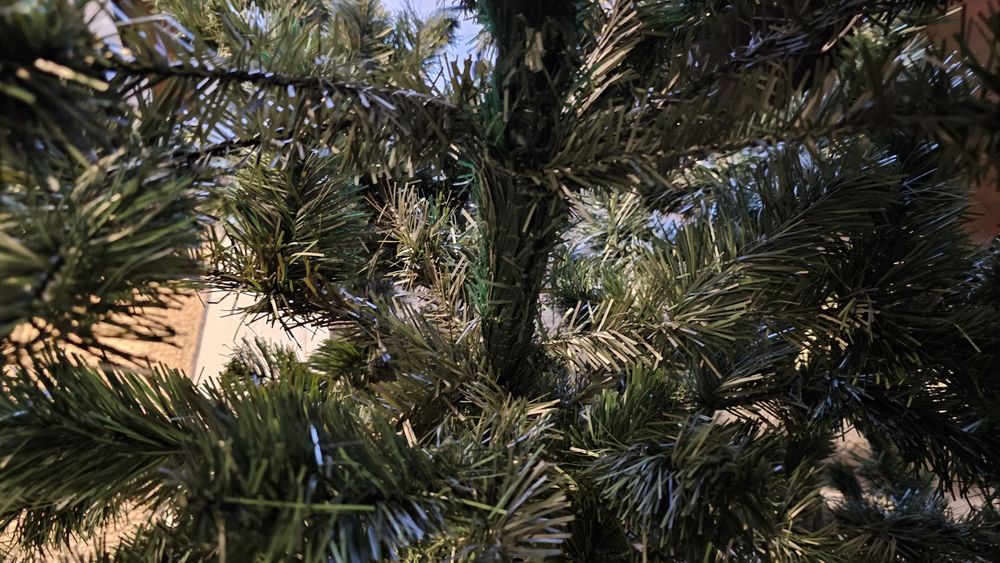 Piękna sztuczna choinka, jak żywa