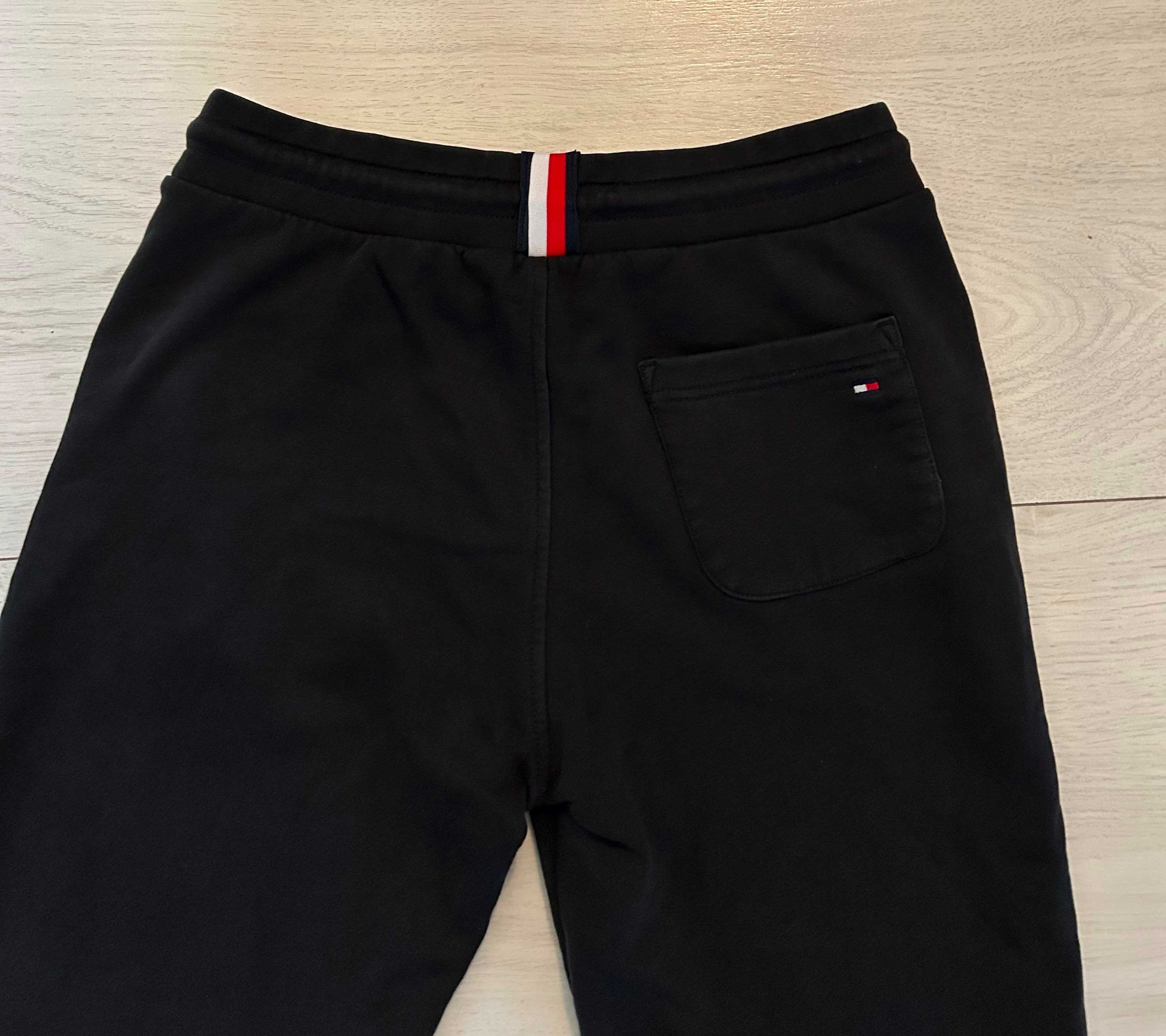 Spodnie dresowe firmy Tommy Hilfiger rozmiar S