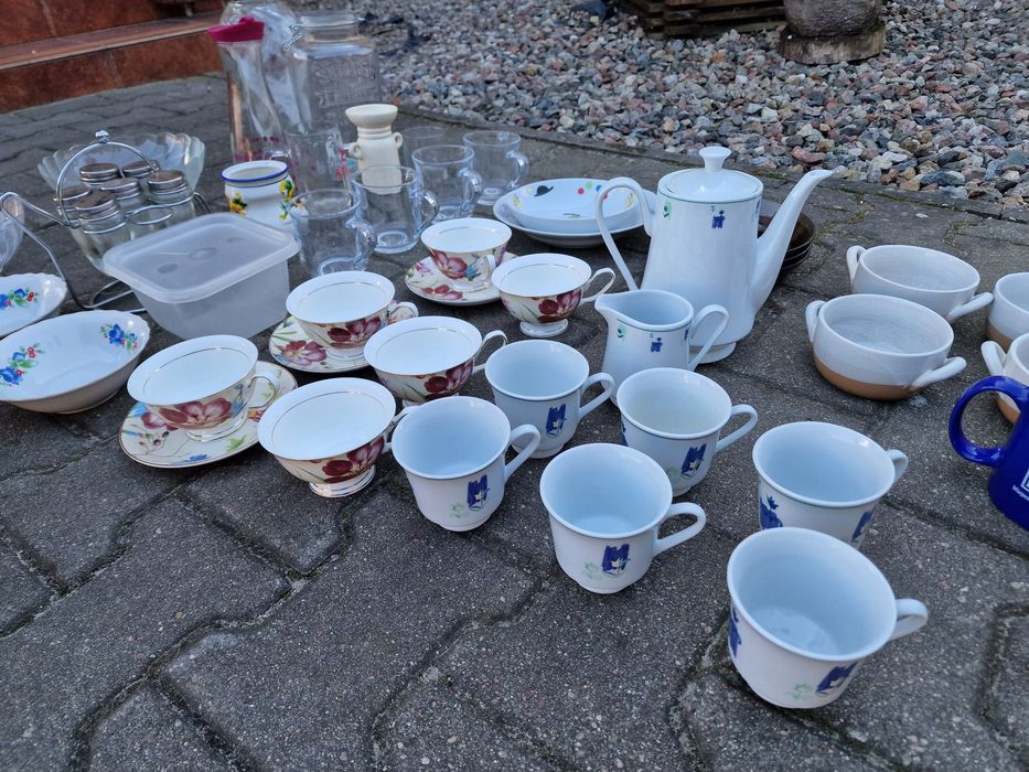 Wyposażenie kuchni filiżanki dzbanki talerze salaterki kubki naczynia