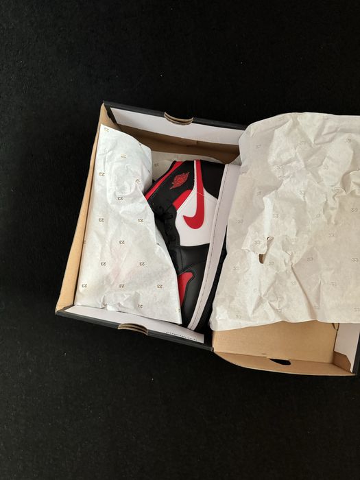 Air Jordan 1 Mid Bred
