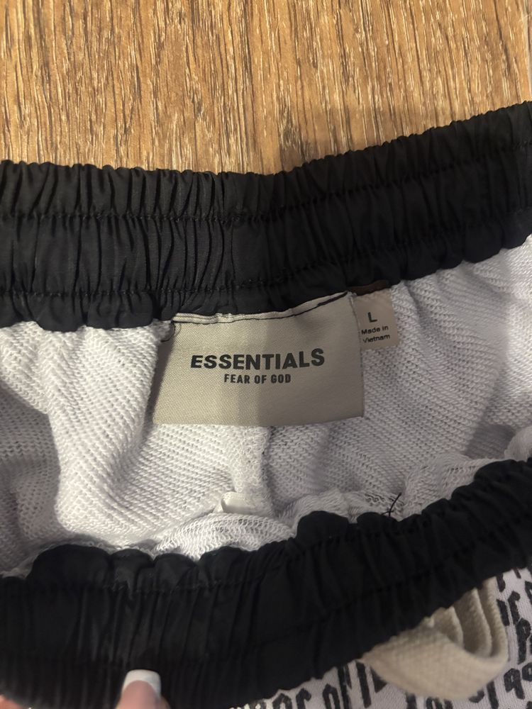 Мужские  брендовые шорты  Fear of God Essentials от Jerry Lorenzo!