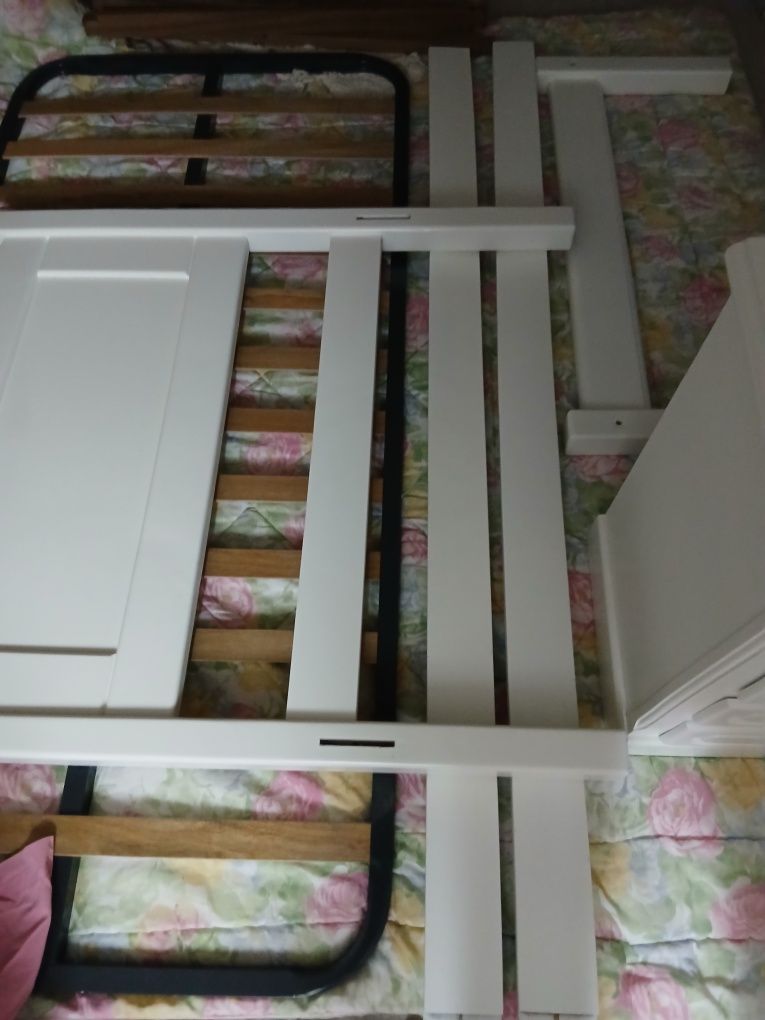 Cama de solteiro em madeira lacado em branco completo