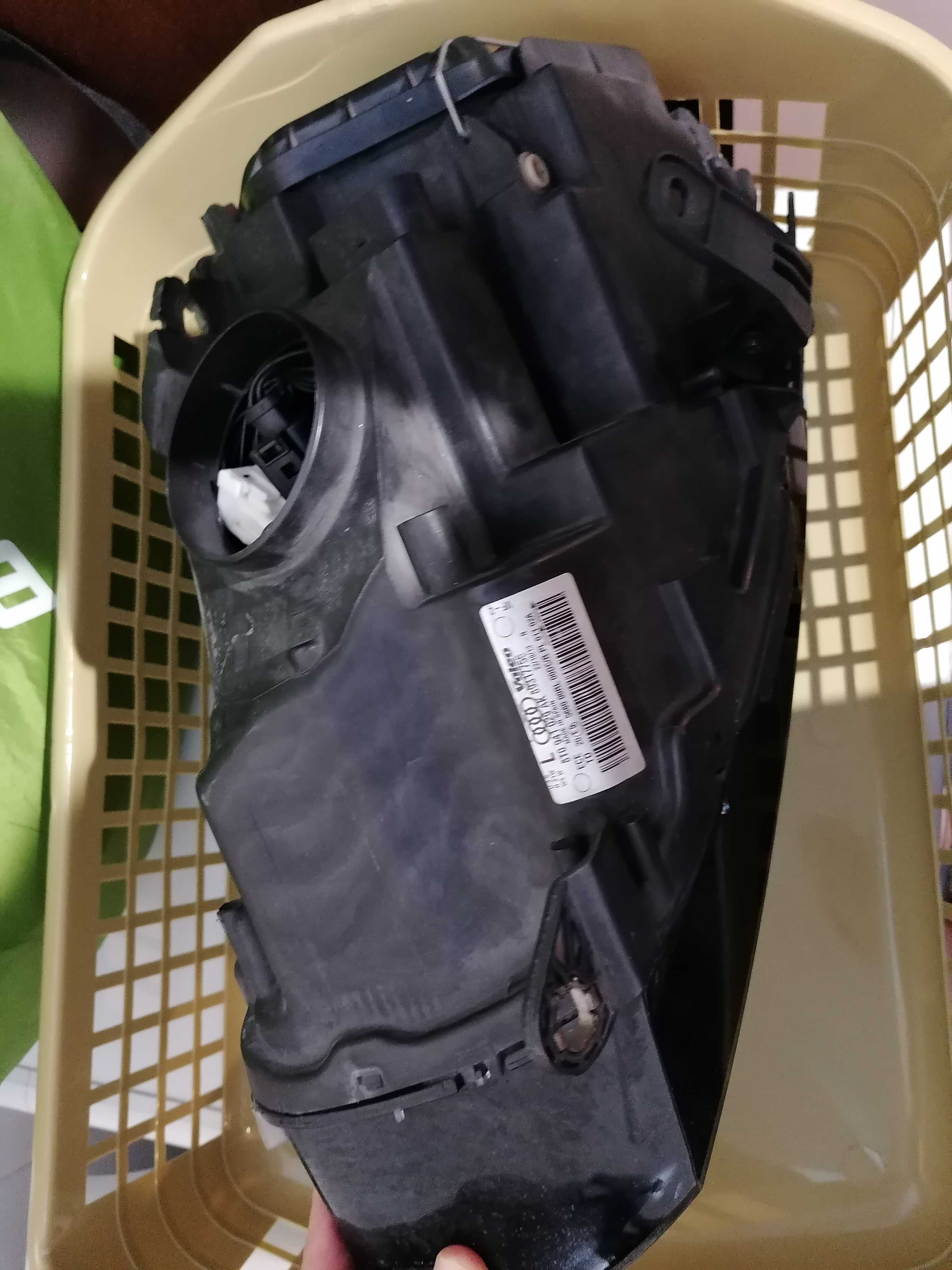 Farol esquerdo Audi xenon com luz diurna