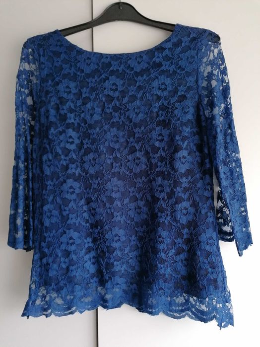 Blusa de Renda às flores azul com botões