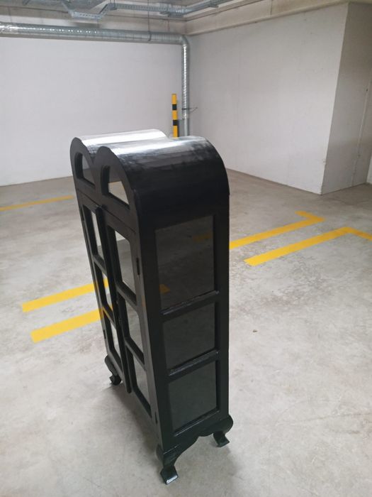 Witrynki z drewna egzotycznego kolonialne