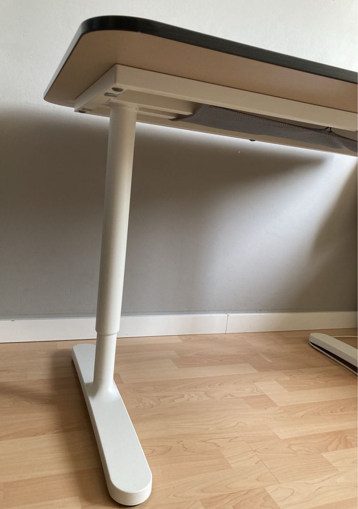 Czarne biurko BEKANT z IKEA