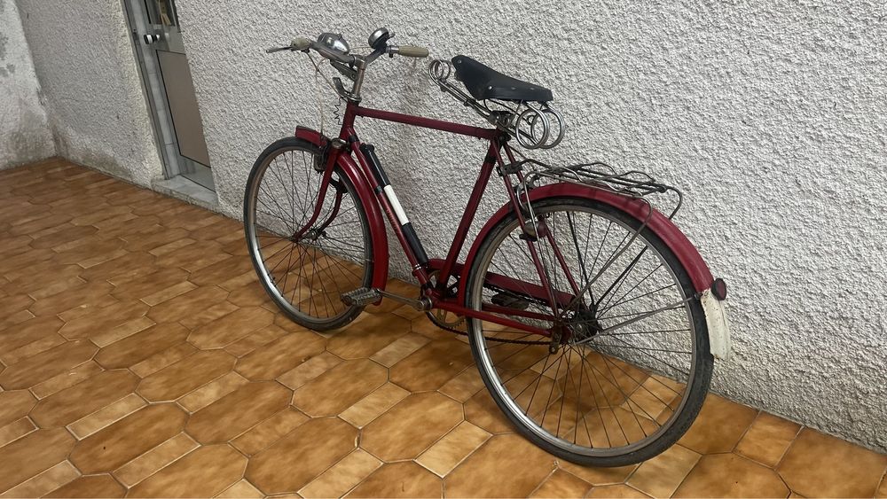 Bicicleta antiga de homem TRIUMPH PASTELEIRA