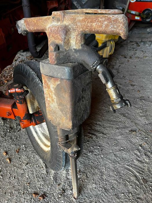 Pneumatic hammers and pick hammers with drill bits64409509863171122