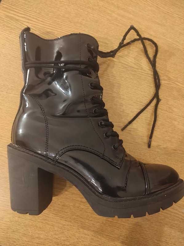 Lakierowane botki Deichmann
