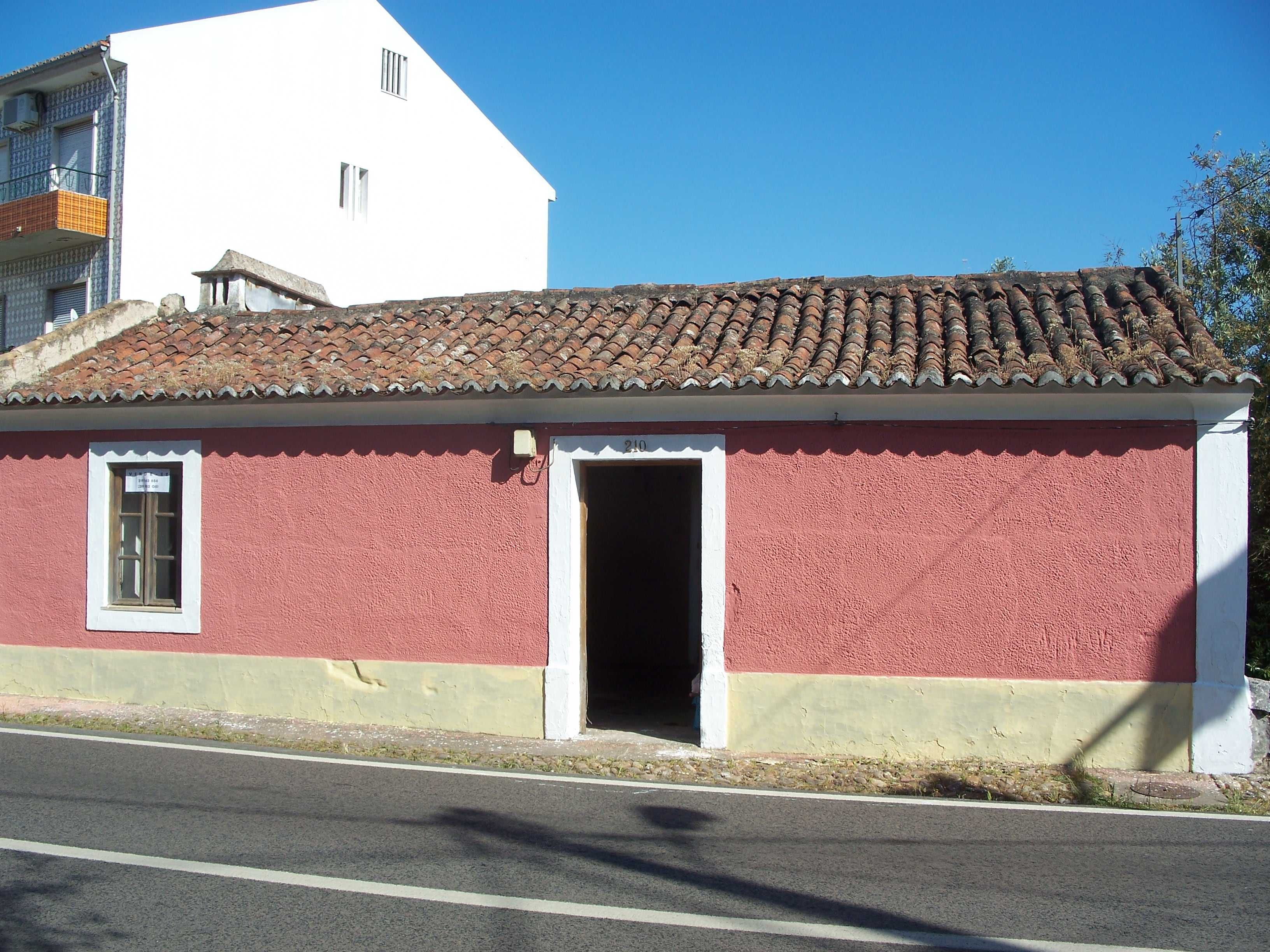 Oportunidade em Abrantes - 2 Casas para Recuperar com Terreno