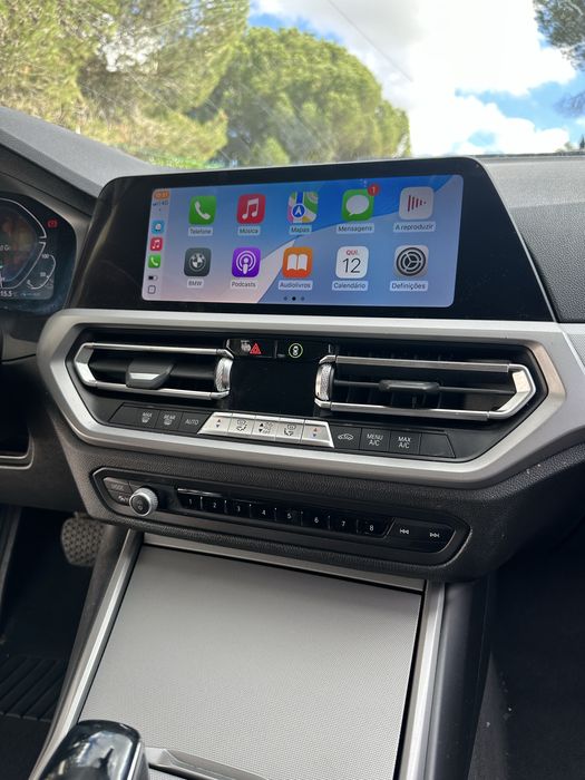 Carro BMW 330e branco