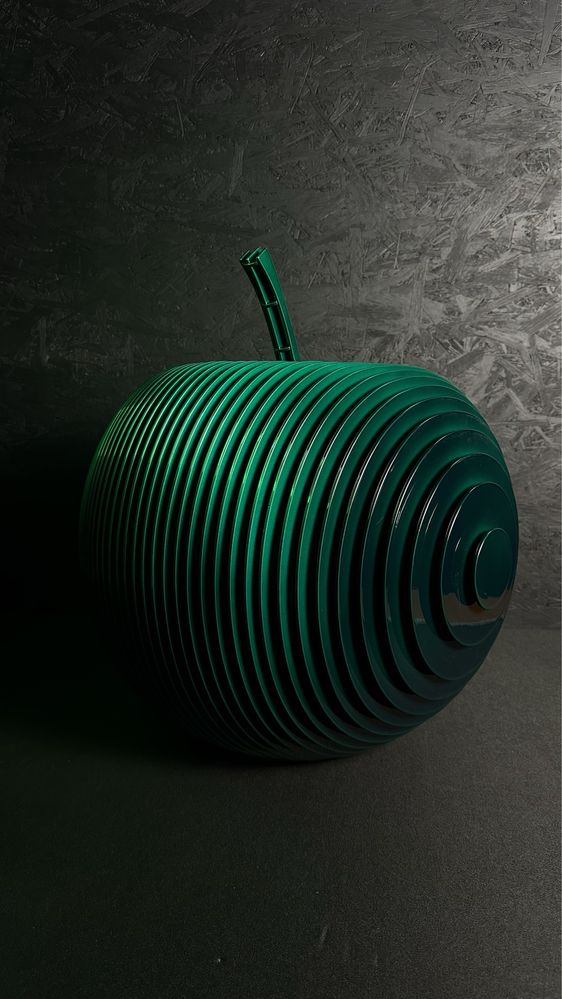 Металева скульптура яблука — витончений арт-об'єкт для вашого простору