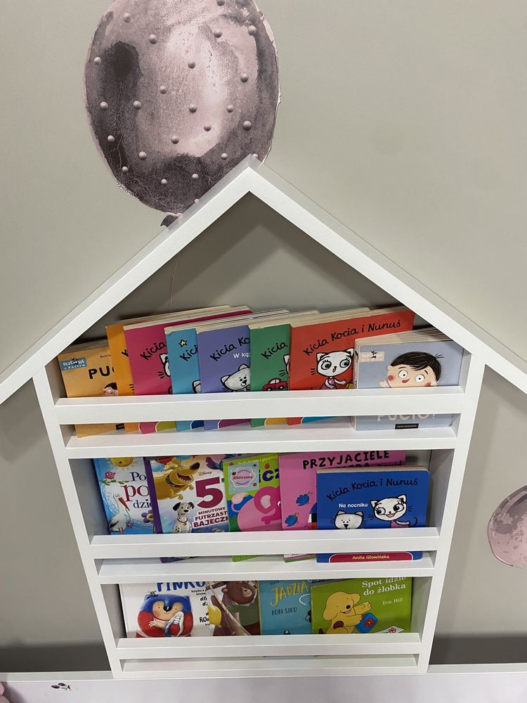 Biblioteczka dziecięca domek