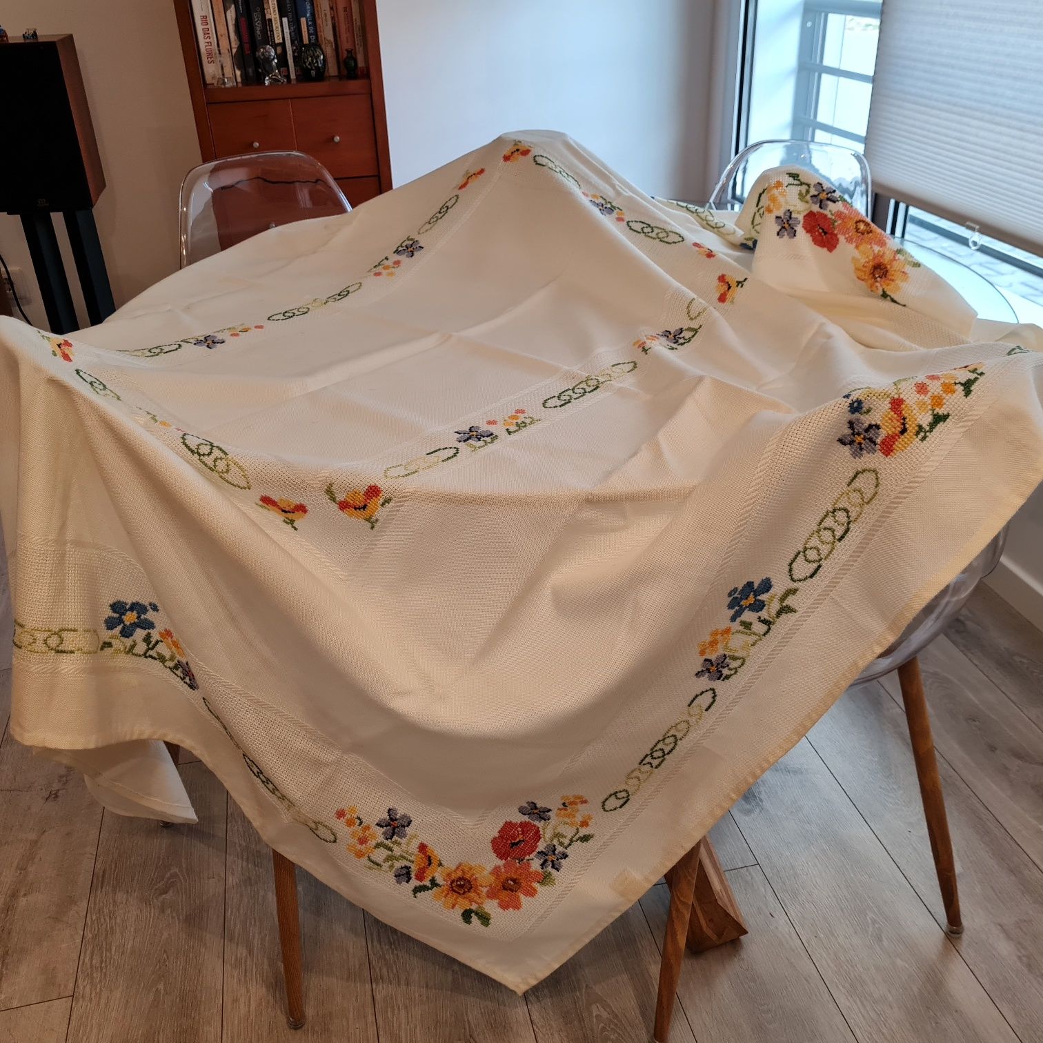 Toalha de mesa grande bordada com flores nova