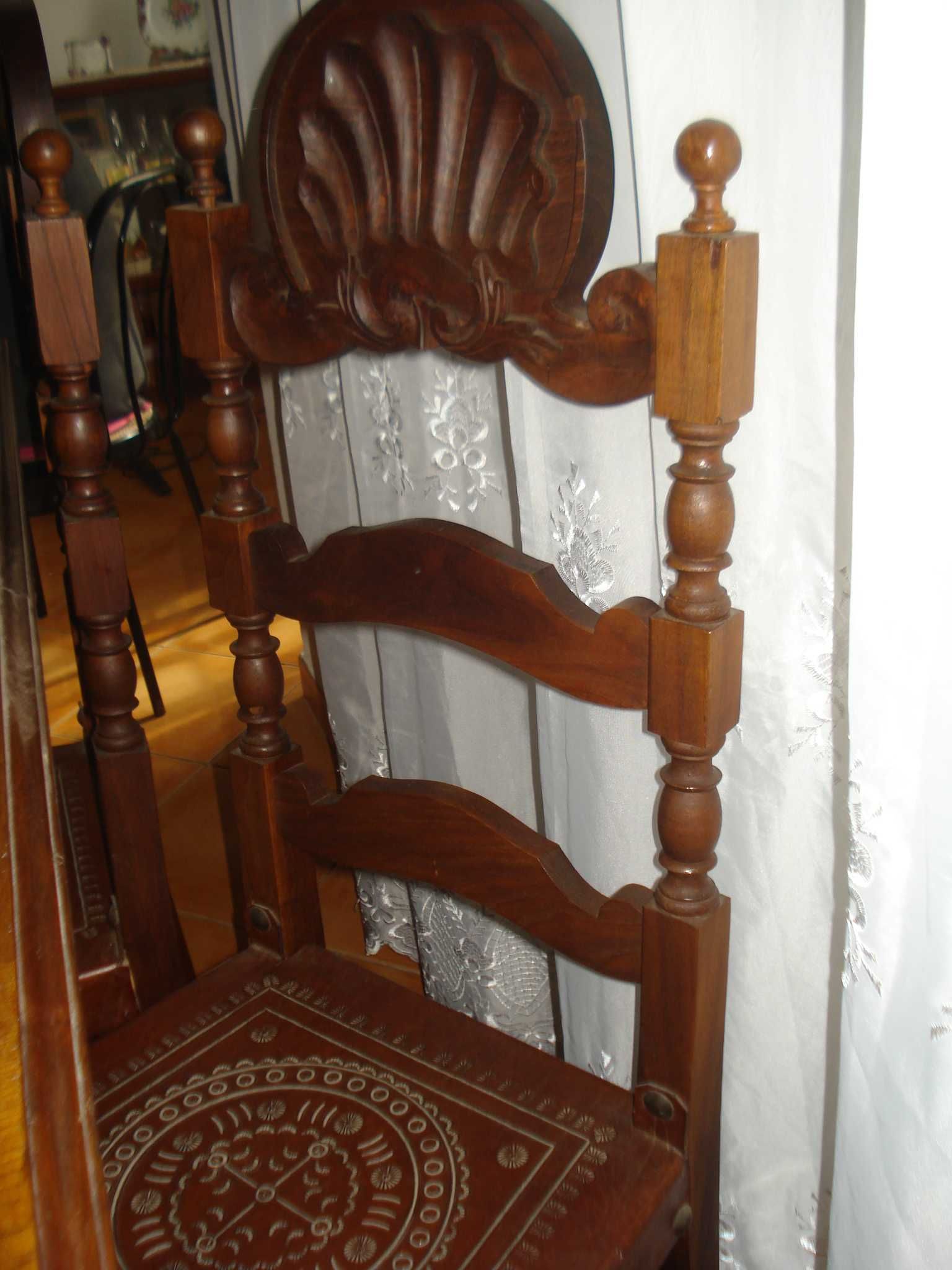 Mesa e sete cadeiras