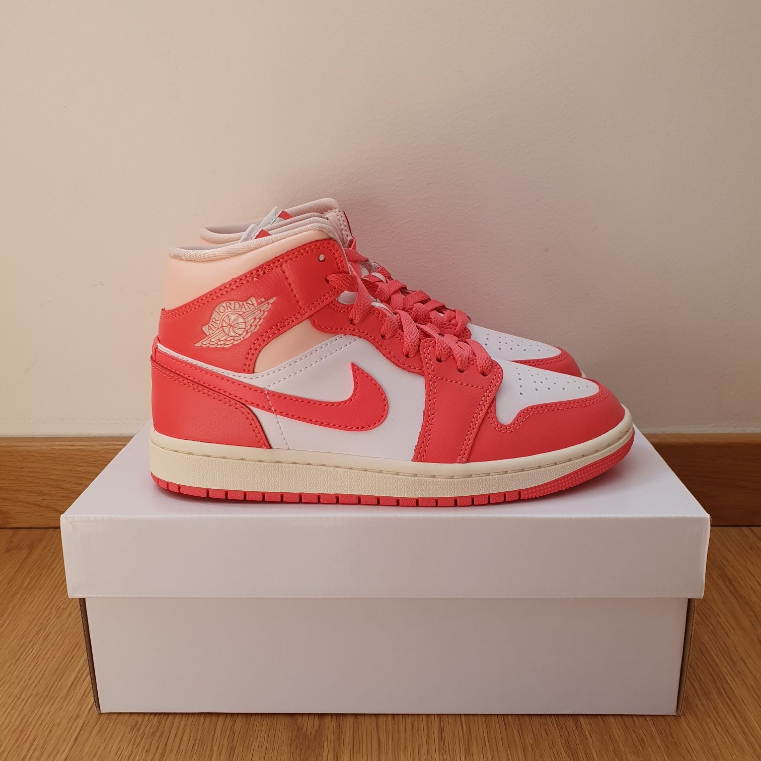 Air Jordan 1 Mid Strawberries and Cream | 37.5