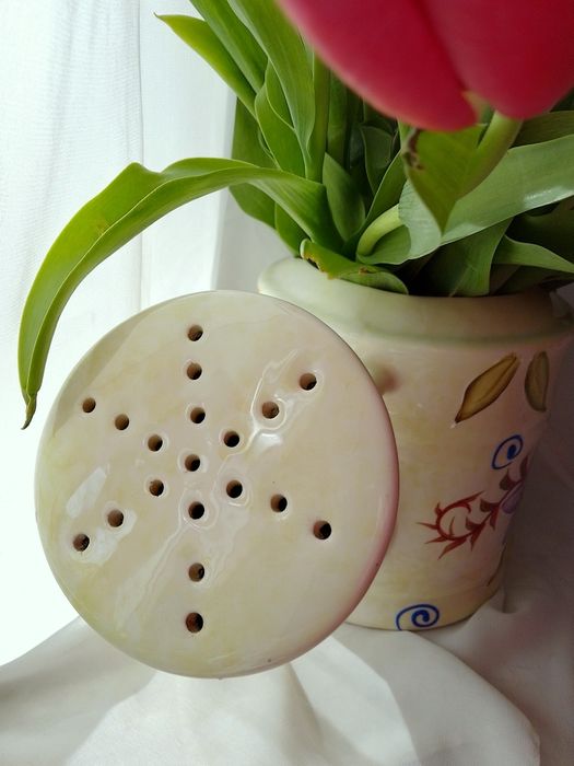 Kremowa konewka ozdobna w jesienne kwiaty