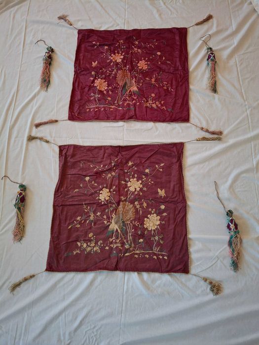 Conjunto Colcha chinesa antiga, 2 almofadões, 4 pendentes.