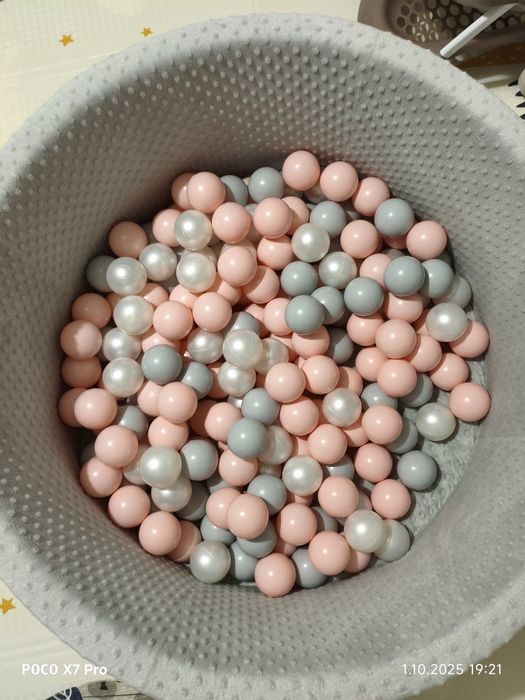 Suchy basen z piłkami