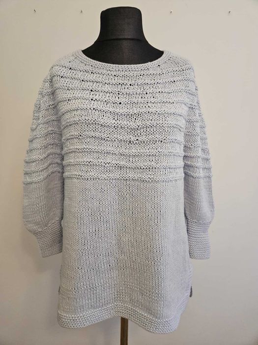 Błekitny sweter z włoskiej wełny merino, z cekinami. Handmade