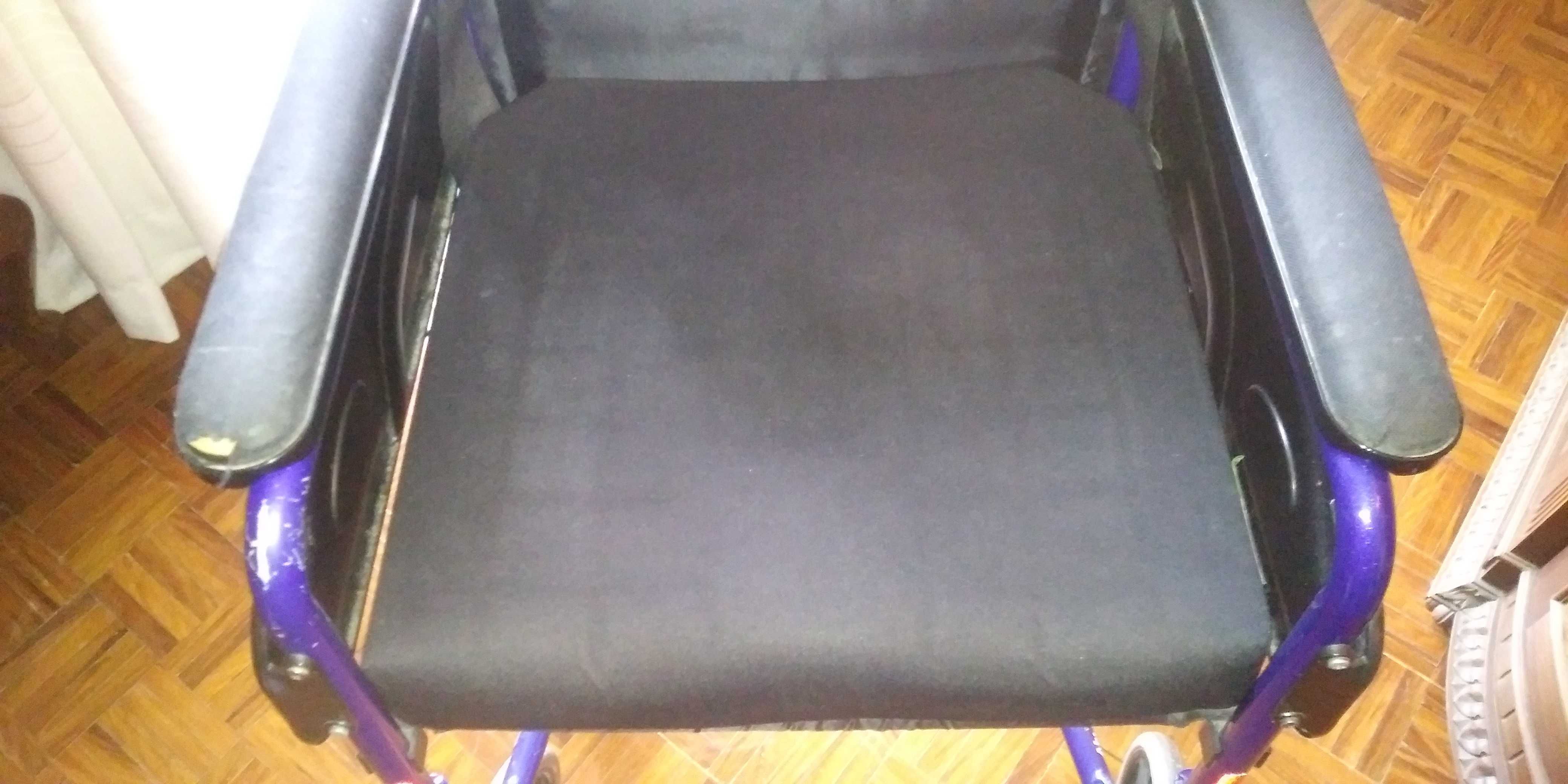 Almofada anti escaras para cadeira de rodas com base de madeira.
