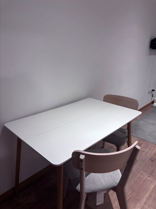 Vendo mesa com 2 cadeiras