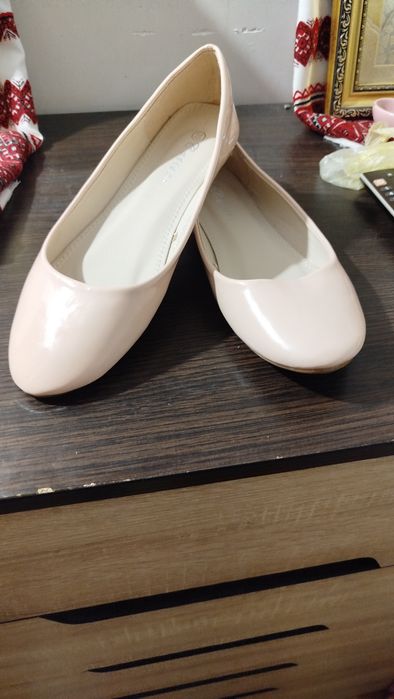 Лакові балетки бежевого кольору